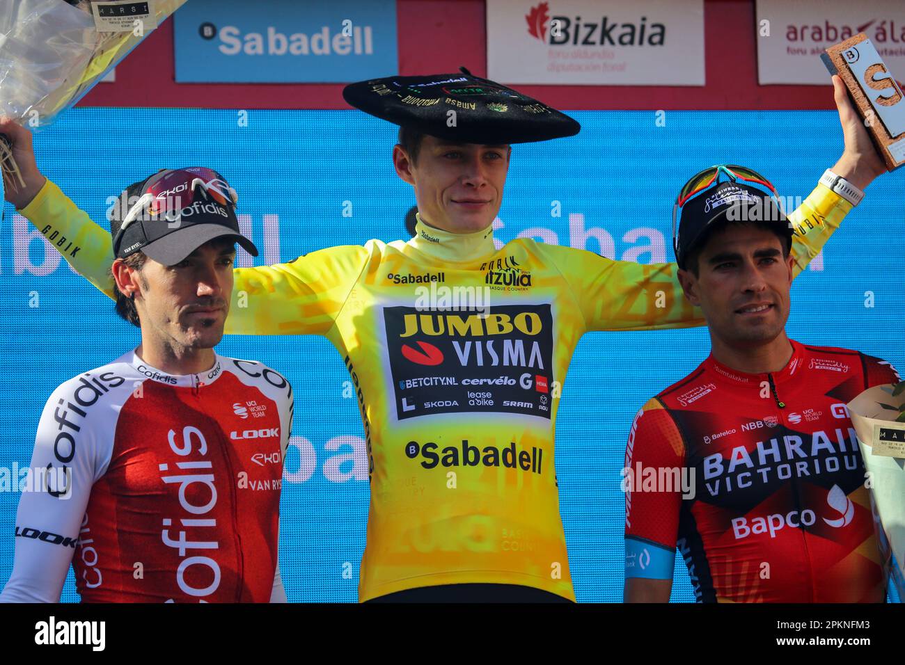 Eibar, Spanien. 08. April 2023. Eibar, Spanien, 08. April 2023: Die ersten drei auf dem Podium während der 6. Etappe des Baskenlandes Itzulia 2023 mit Start und Ende in Eibar, 08. April 2023, in Eibar, Spanien. (Foto: Alberto Brevers/Pacific Press) Kredit: Pacific Press Media Production Corp./Alamy Live News Stockfoto