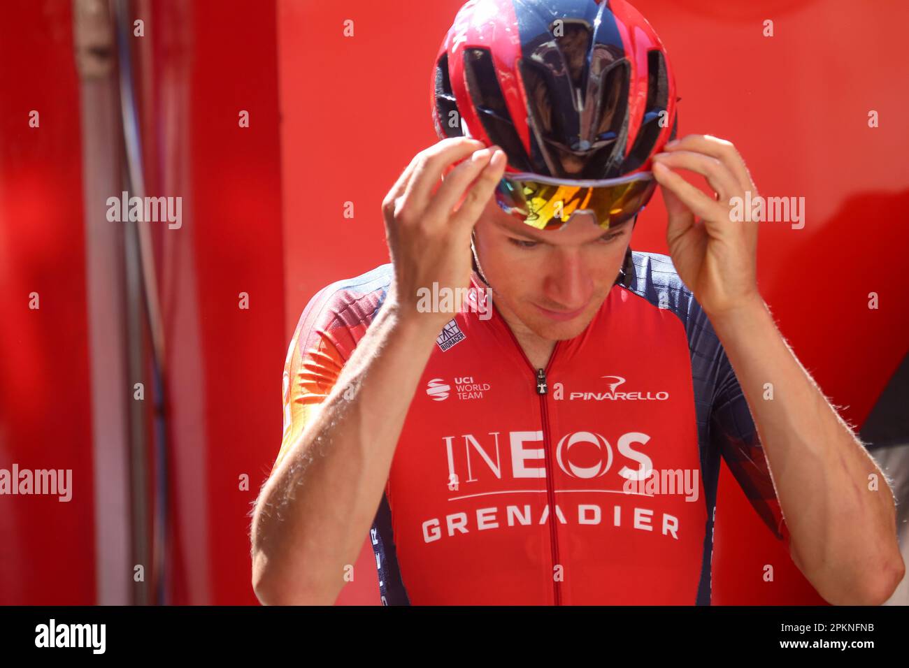 Eibar, Spanien. 08. April 2023. Eibar, Spanien, 08. April 2023: Der INEOS-Granadiers-Läufer Ethan Hayter legt seine Sonnenbrille auf der 6. Etappe des Baskenlandes Itzulia 2023 an. Start- und Ziellinie in Eibar, am 08. April 2023, in Eibar, Spanien. (Foto: Alberto Brevers/Pacific Press) Kredit: Pacific Press Media Production Corp./Alamy Live News Stockfoto