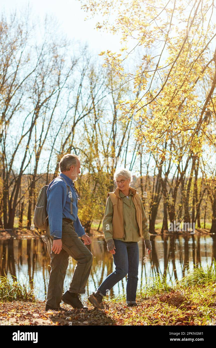 Während ihres Ruhestands Erholung finden. Ein glückliches Seniorenpaar, das gemeinsam die Natur erforscht. Stockfoto