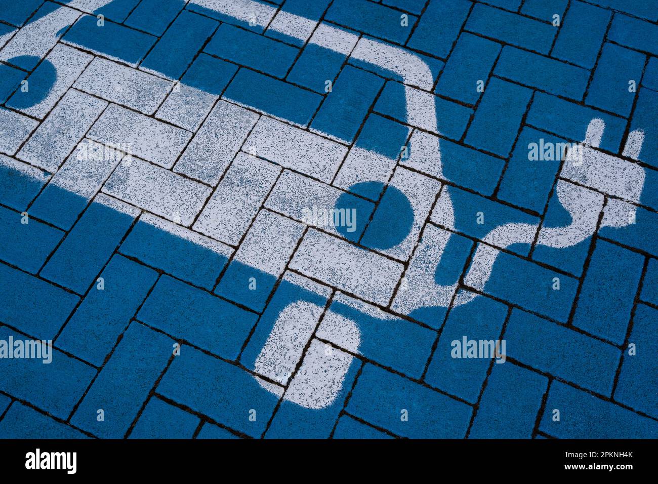 Elektroauto-Symbol auf dem Boden einer elektrischen Ladestation Stockfoto