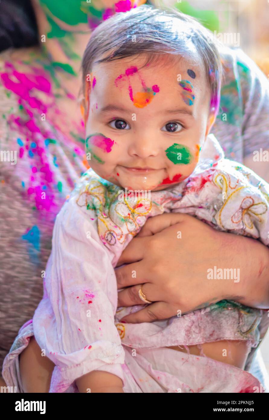 Süßes Baby bei der holi Feier aus flachem Winkel Stockfoto
