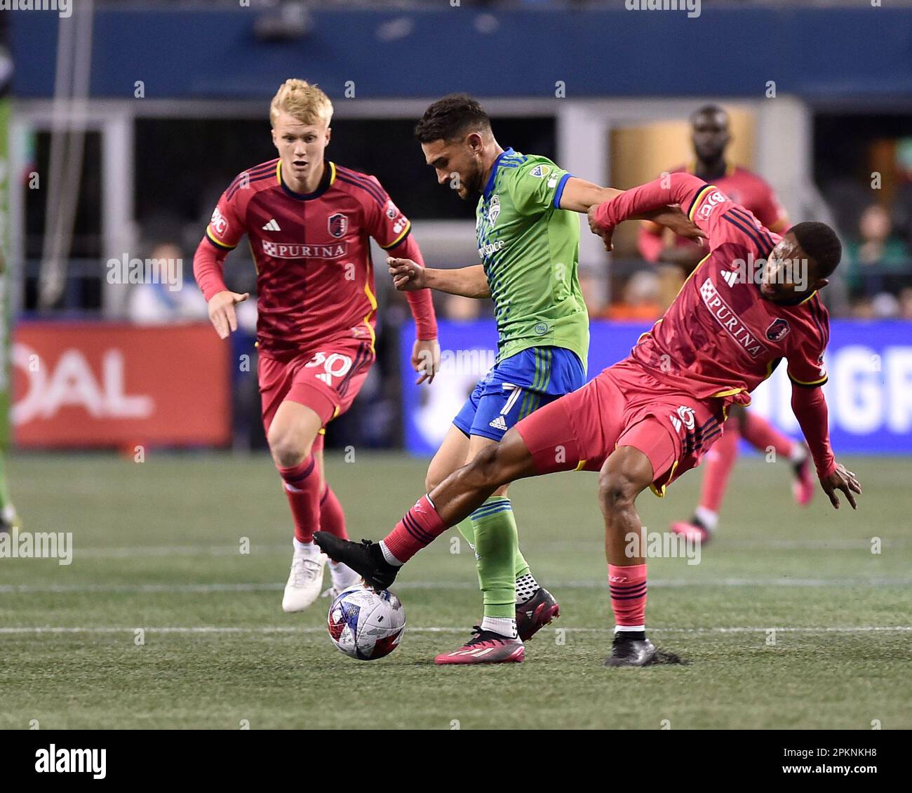 08. April 2023: Seattle Sounders Mittelfeldspieler Cristian Roldan (7) und St. Louis City Mittelfeldspieler Njabulo Blom (6) kämpft beim MLS-Fußballspiel zwischen dem St. Louis City SC und dem Seattle Sounders FC auf dem Lumen Field in Seattle, WA, um den Ball. Seattle hat St. besiegt Louis 3-0. Steve Faber/CSM Stockfoto