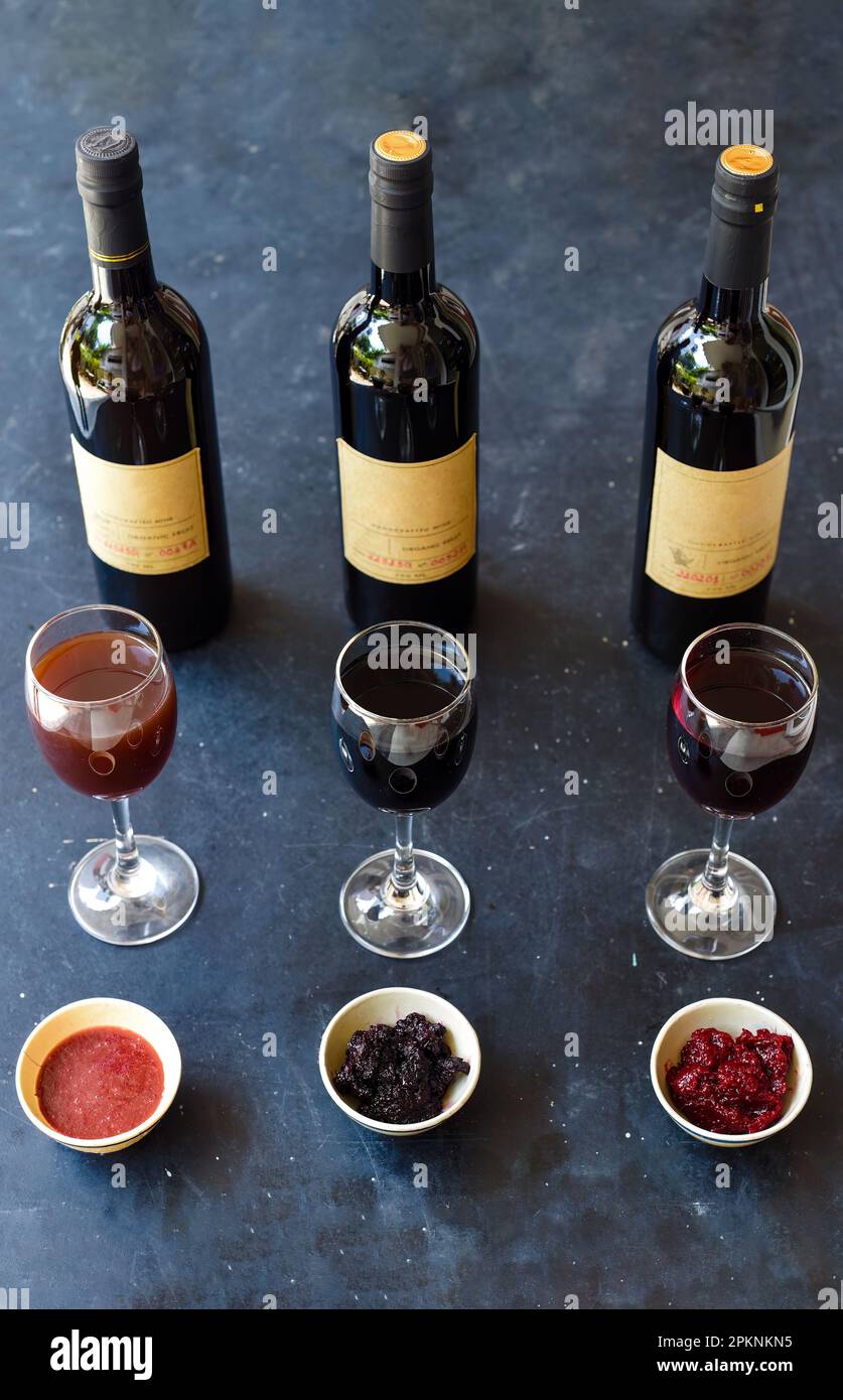 Hausgemachter Wein aus Pflaume, Hibiskus, Maulbeere mit Marmelade auf ...