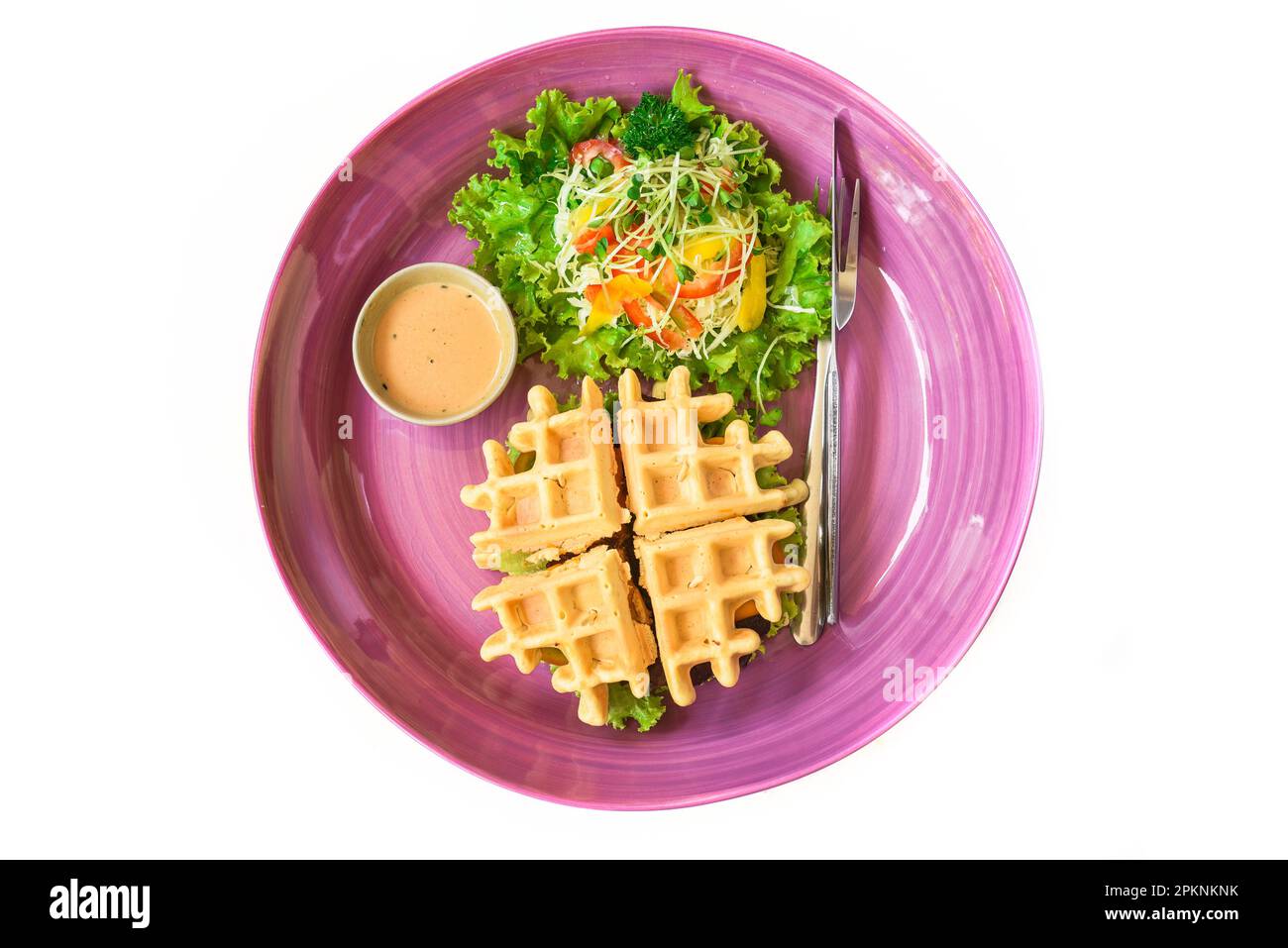 Belgische Waffeln Char siu Schweinefleisch mit Salat aus nächster Nähe Stockfoto