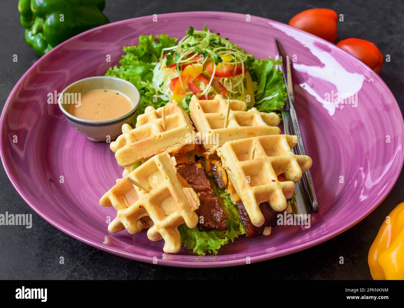 Belgische Waffeln Char siu Schweinefleisch mit Salat aus nächster Nähe Stockfoto