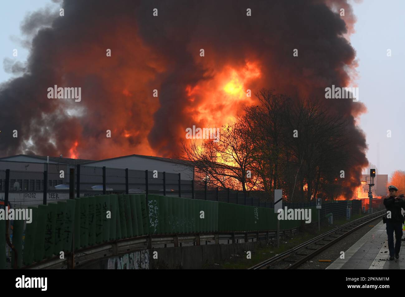 Hamburg, Deutschland. 09. April 2023. Bei einem Großbrand in Hamburg-Rothenburgsort steigen die Flammen auf. Aufgrund der starken Rauch- und Gasentwicklung mit möglichen chemischen Komponenten hat die örtliche Polizei eine offizielle Gefahrenwarnung ausgegeben. Kredit: Jonas Walzberg/dpa/Alamy Live News Stockfoto