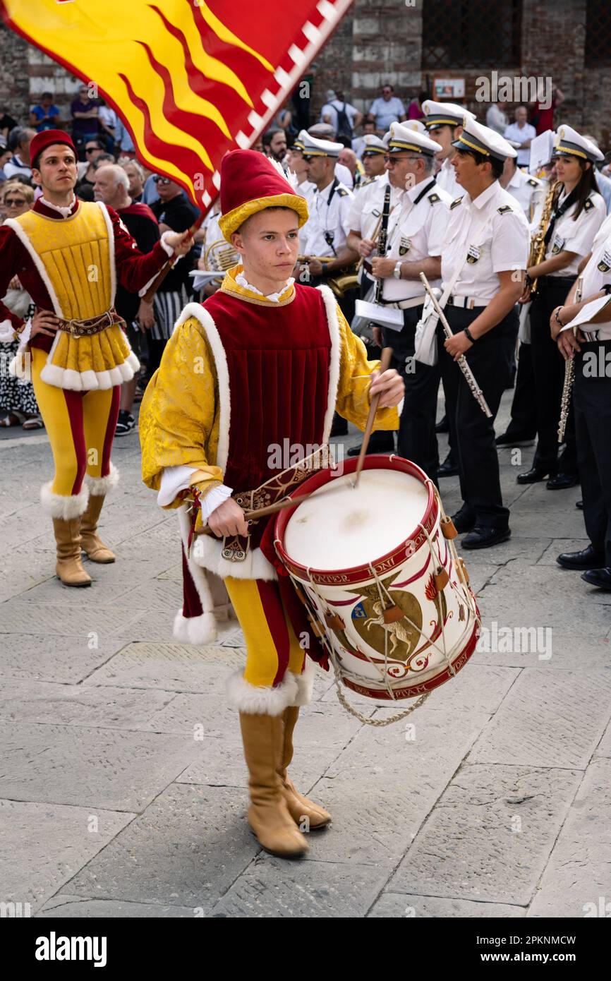 Siena, Italien - August 14 2022: Valdimontone Contrada Drummer und Fahnenträger bei der Prozession der Kerzen und Zensoren vor dem Palio. Stockfoto
