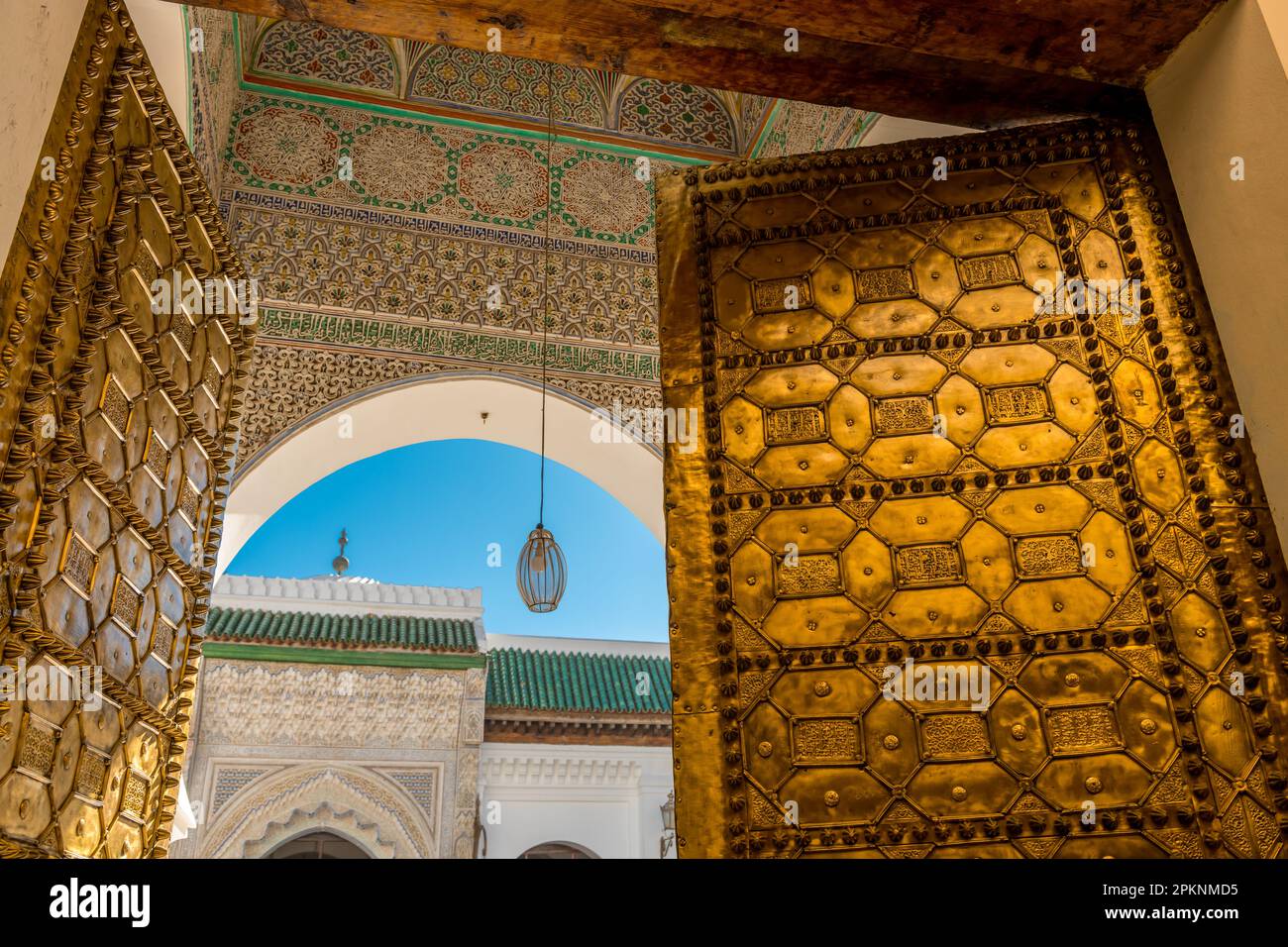 Blick auf den wunderschön dekorierten Eingang zur Qarawiyin-Moschee in Fès, Marokko Stockfoto