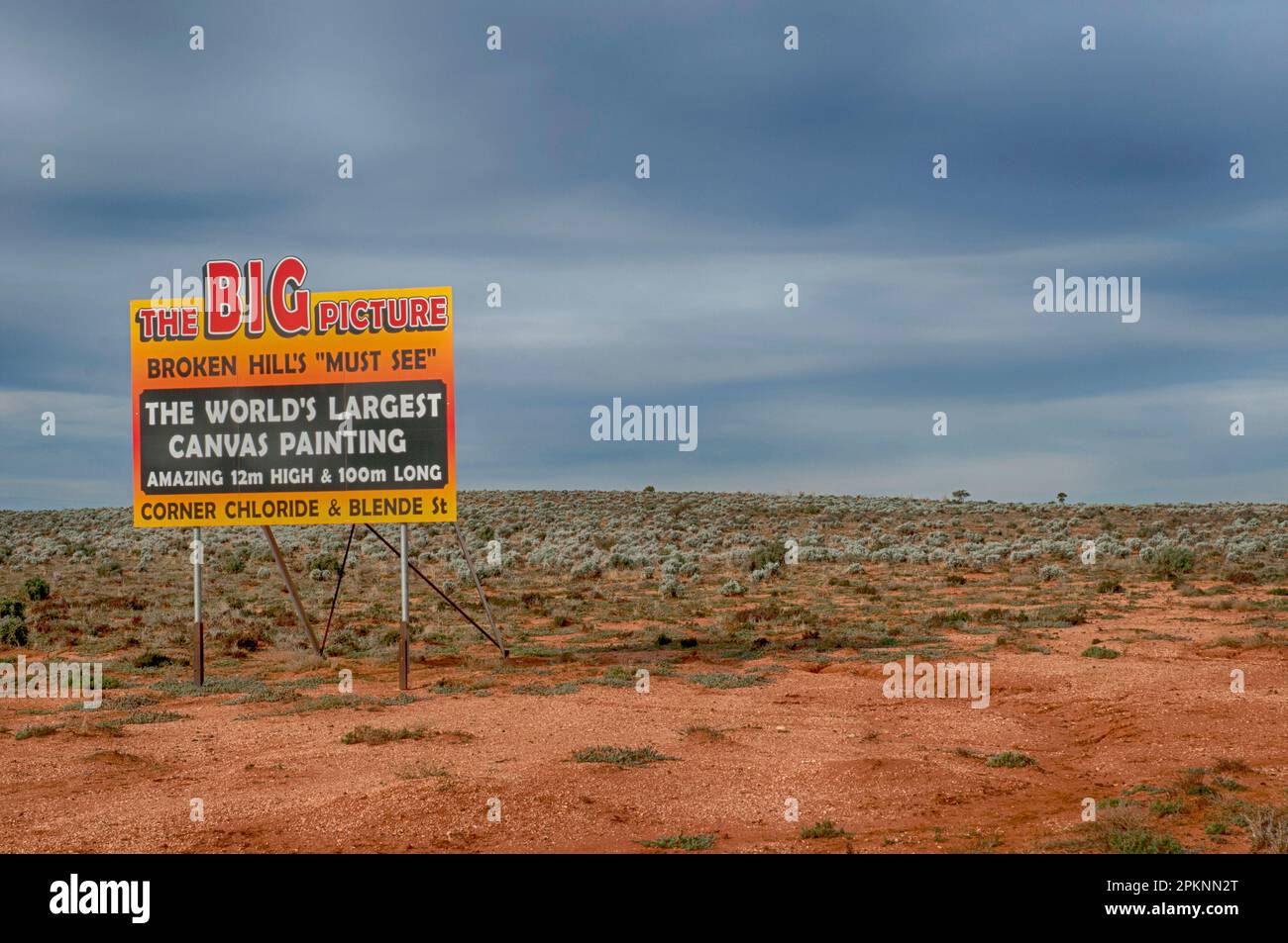Schild mit der weltweit größten Leinwand, 12 m x 100 m, in der trockenen Wüstenlandschaft außerhalb von Broken Hill, New South Wales Stockfoto