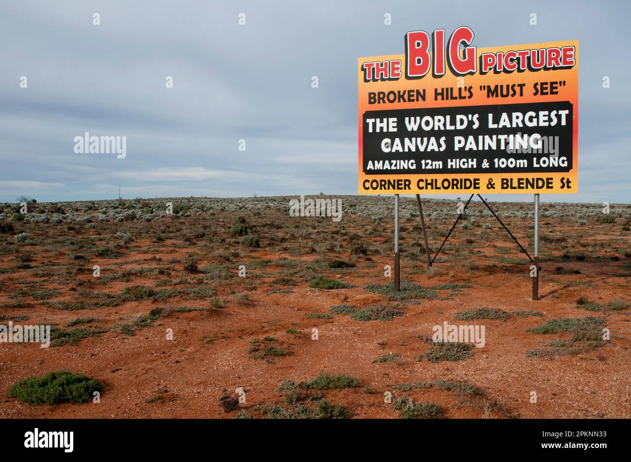 Schild mit der weltweit größten Leinwand, 12 m x 100 m, in der trockenen Wüstenlandschaft außerhalb von Broken Hill, New South Wales Stockfoto