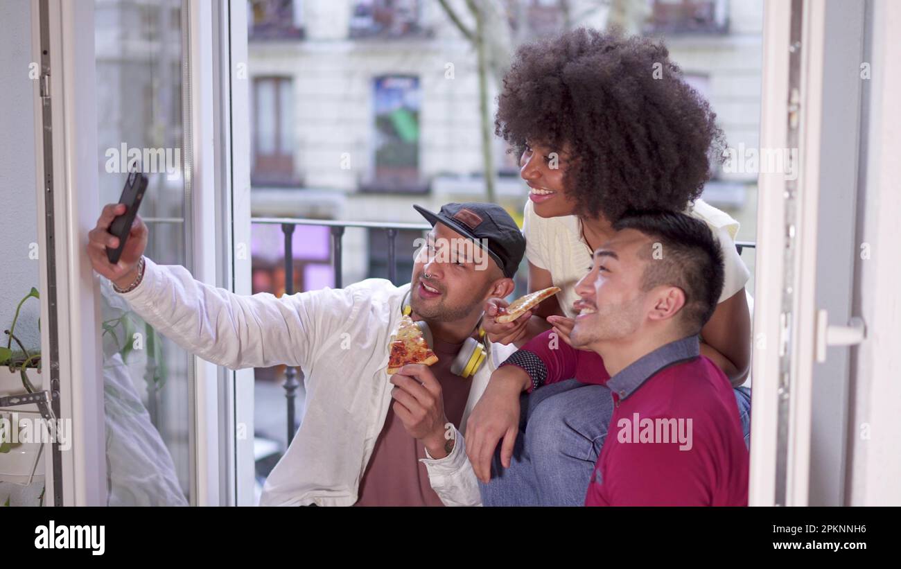 Glückliche multiethnische Freunde machen ein Selfie auf dem Balkon Stockfoto