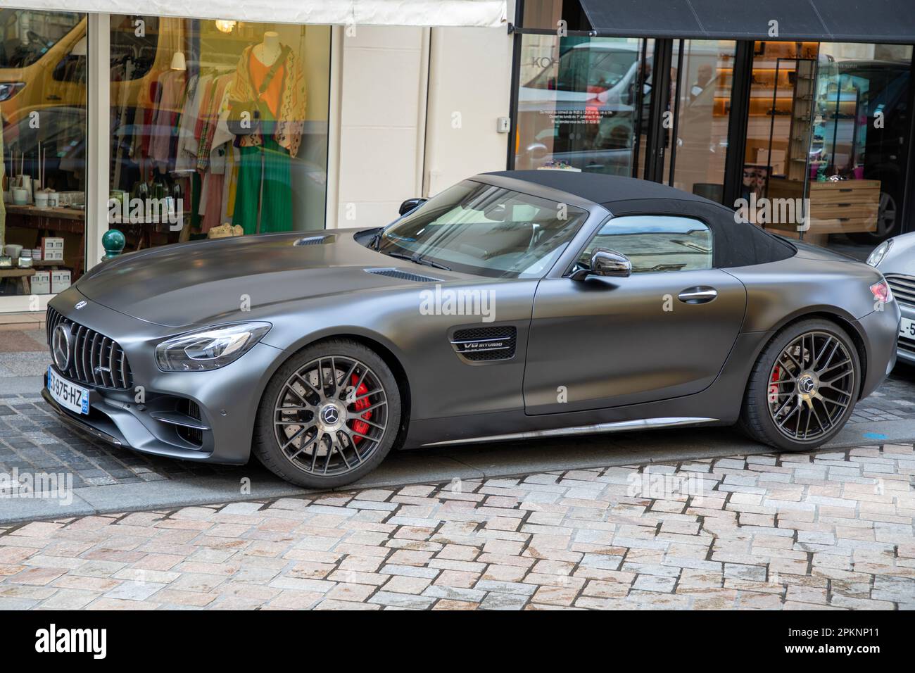 Bordeaux , Aquitaine France - 04 02 2023 : Mercedes AMG GT C Roadster V8 Biturbo deutsches Band Logo und Textzeichen am Auto in der Straße Stockfoto