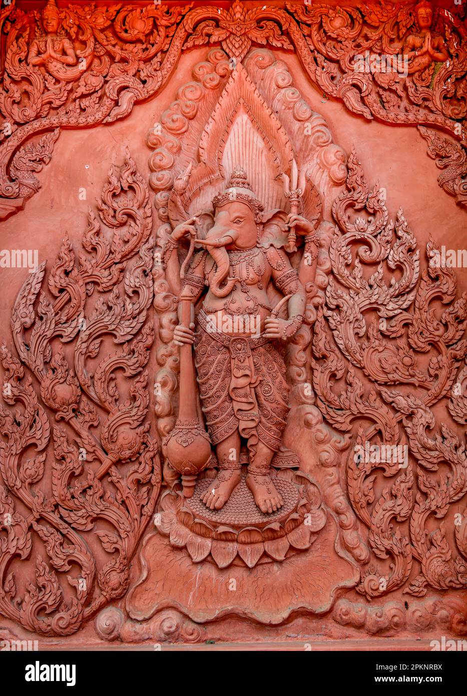 Terrakotta Ganesha an der Wand von Wat Ratchathammaram Stockfoto