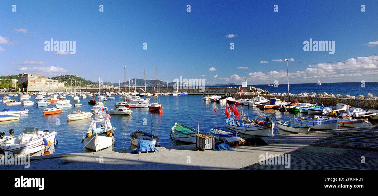 Schöner kleiner Hafen St. Louis du Mourillon in der Toulon Provence Stockfoto