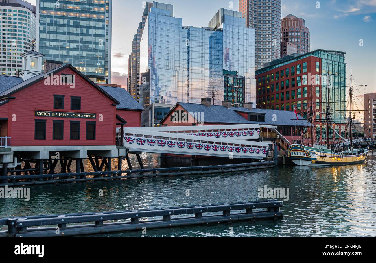 Das Boston Tea Party Museum und die Skyline des Boston Financial District, Massachusetts, New England, USA Stockfoto