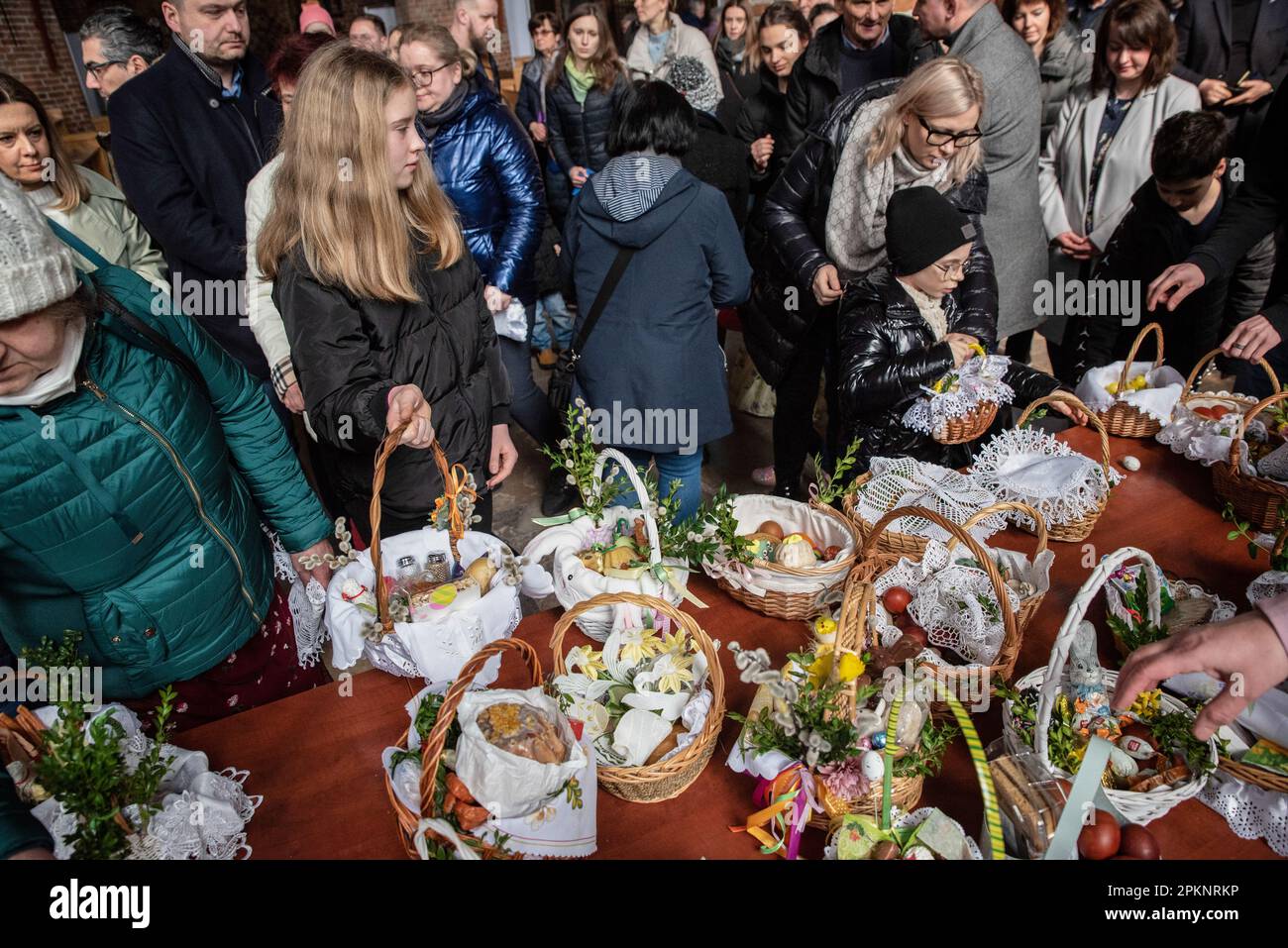 Danzig, Polen. 08. April 2023. Menschen bringen Esskörbe mit, um in der St. Brigid's Church in 