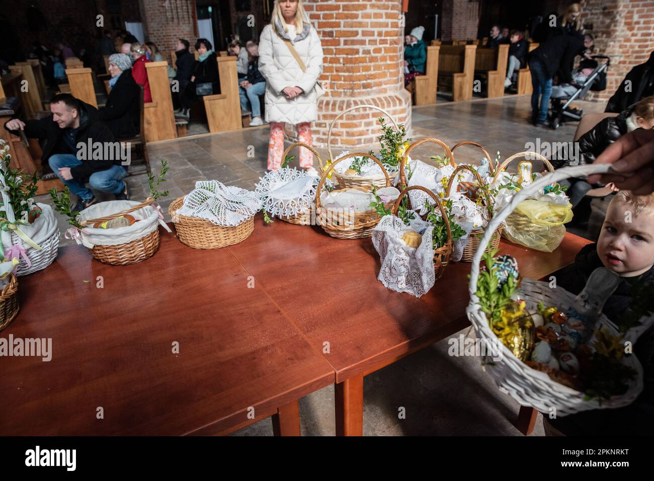 Danzig, Polen. 08. April 2023. Menschen bringen Esskörbe mit, um in der St. Brigid's Church in GDA?sk gesegnet zu werden. In der St. Brigid's Church in GDA?sk segnen die Menschen das Essen am Heiligen Samstag - dem letzten Tag der Heiligen Woche, vor dem Festmahl der Auferstehung. Dem Segen des Essens geht ein kurzes Gebet voraus. Der Tag wird von Christen der östlichen und westlichen Traditionen gefeiert. Kredit: SOPA Images Limited/Alamy Live News Stockfoto