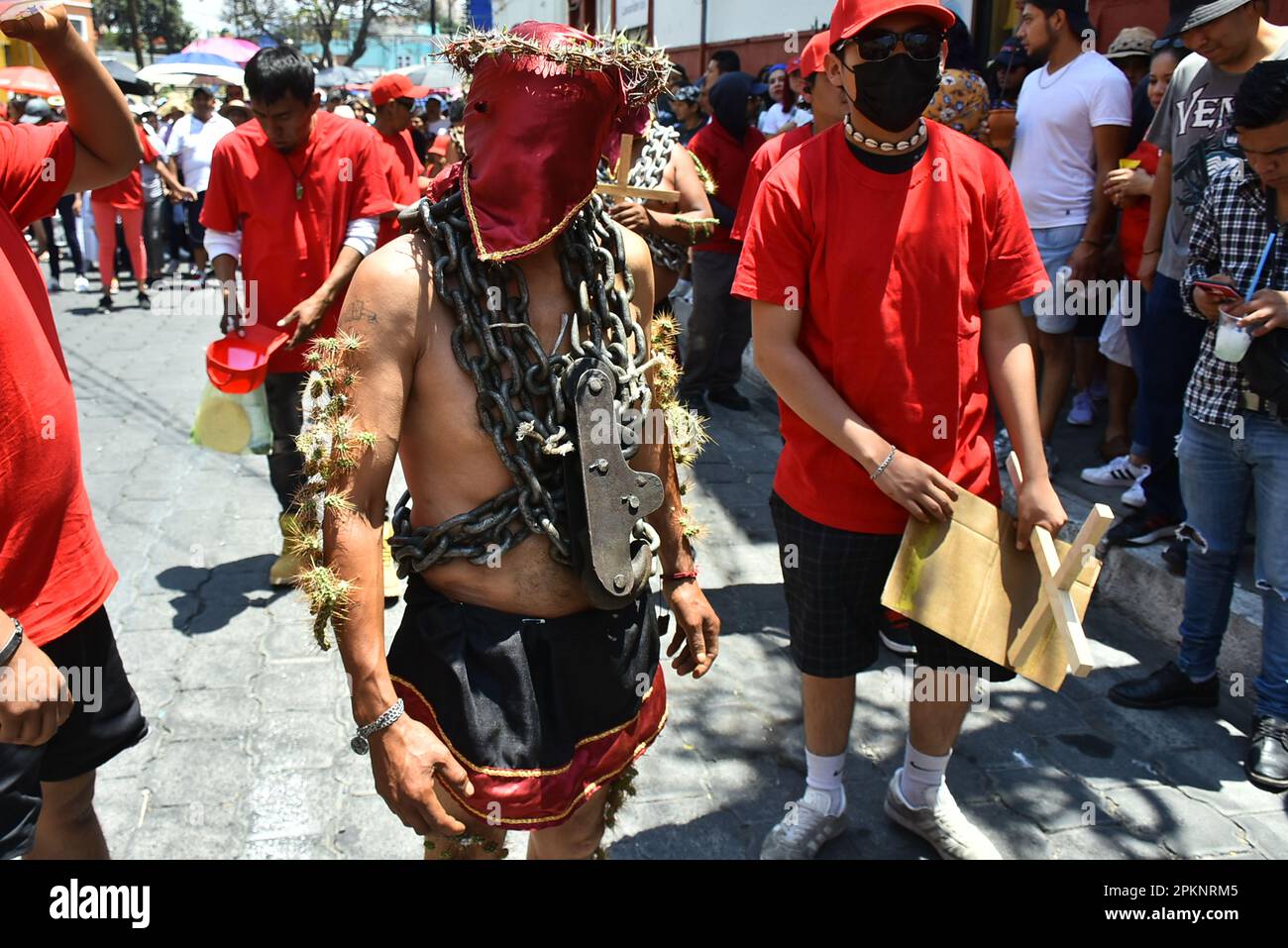 Nicht exklusiv: 7. April 2023, Atlixco, Mexiko: Mit Kapuze gefüllte Penitents, tragen schwere Ketten und Kaktuswirbel, die an ihren Körpern kleben, nehmen Sie am Heiligen W Teil Stockfoto