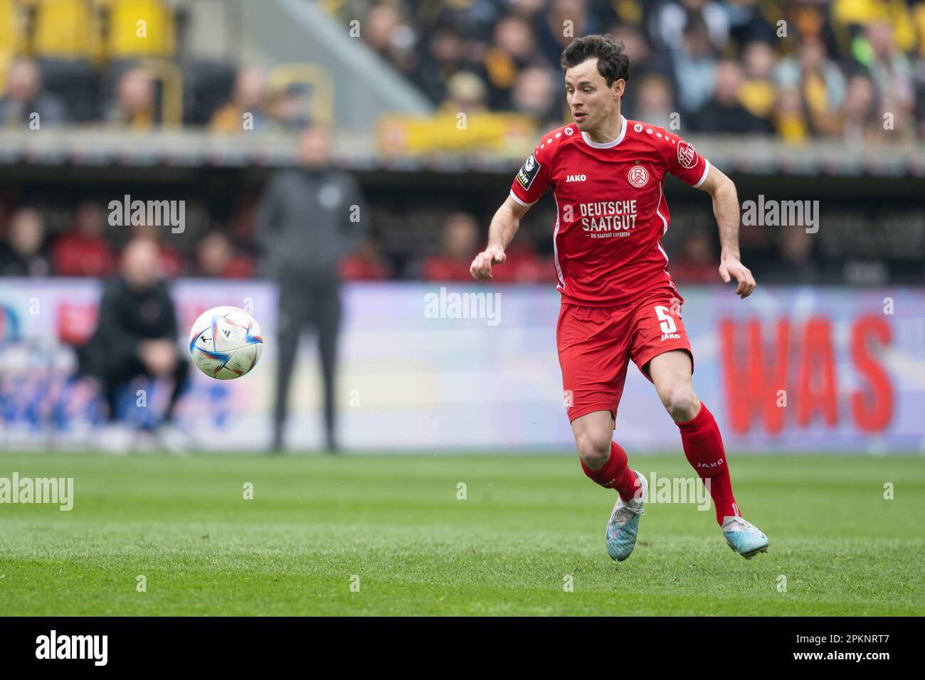 Dresden, Deutschland. 08. April 2023. Fußball: 3. Liga, Dynamo Dresden - Rot-Weiss Essen, Spieltag 31, Rudolf Harbig Stadium. Essen's Clemens Fandrich spielt den Ball. Kredit: Sebastian Kahnert/dpa/Alamy Live News Stockfoto