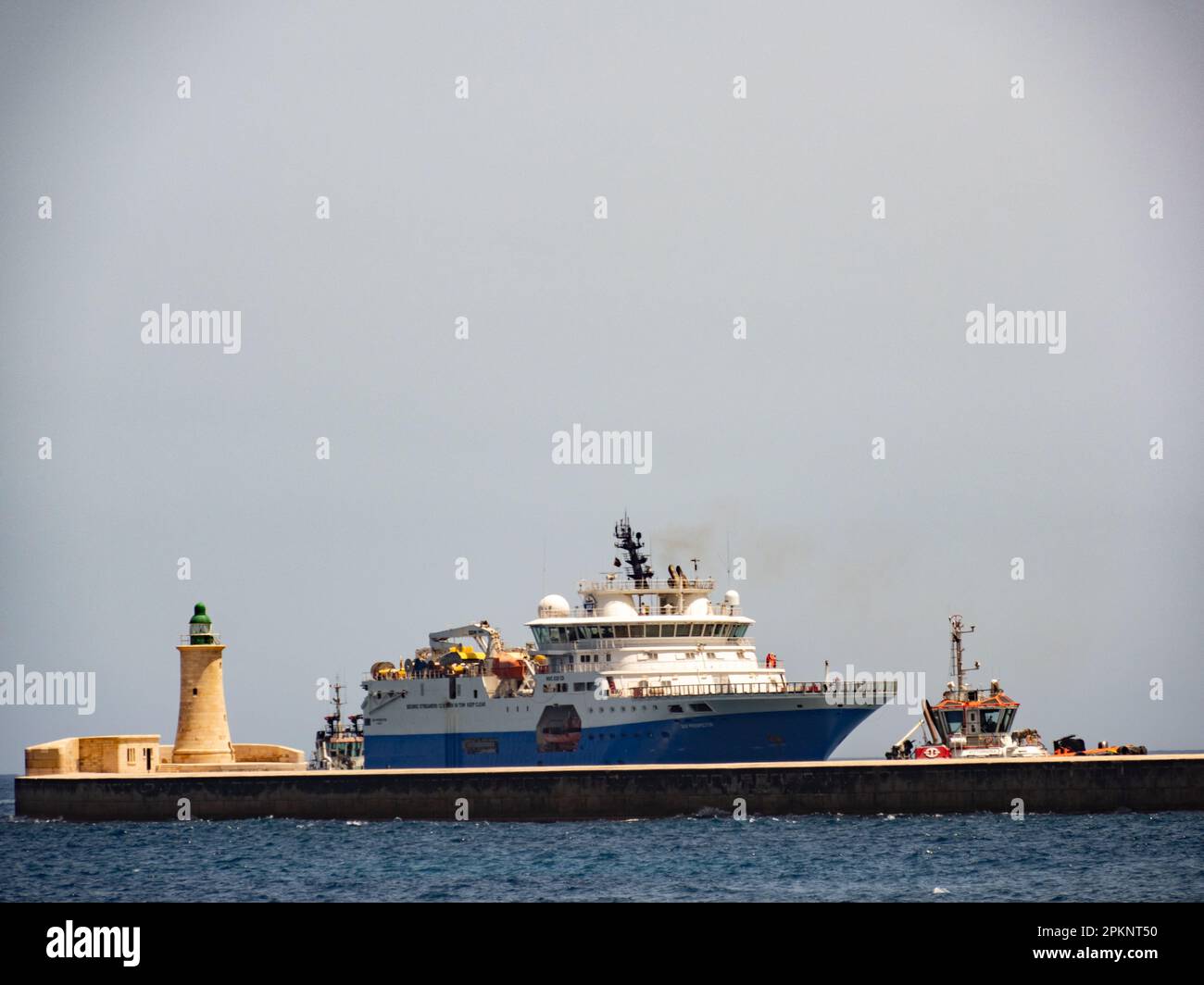 Valletta, Malta 2021. Mai. Ein riesiges Frachtschiff verlässt den