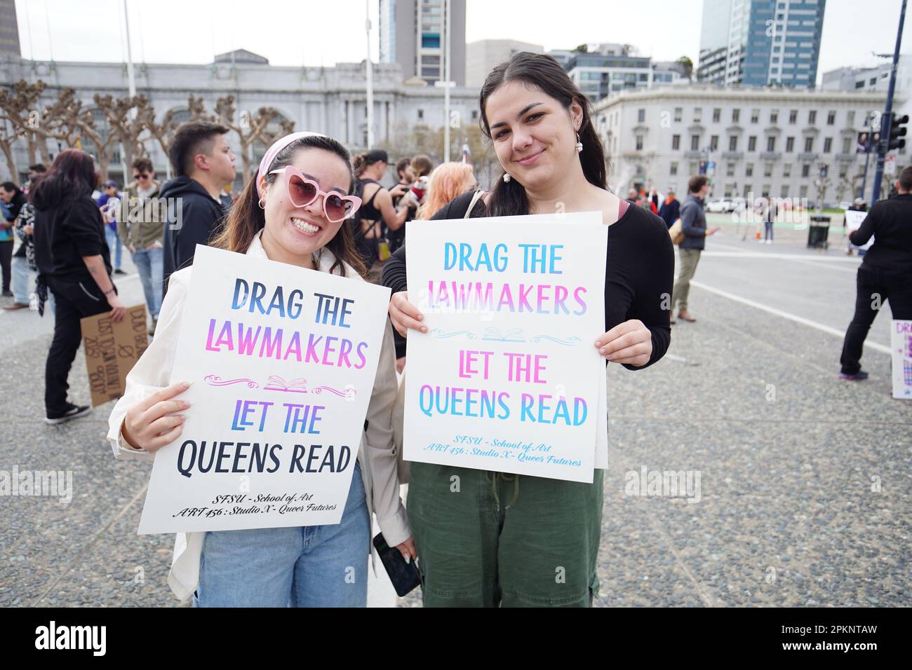 Demonstranten halten während der Demonstration Plakate mit der Aufschrift "die Gesetzgeber hinziehen". „Nach Oben Ziehen! Wehren Sie Sich!“ märz von einigen LGBTQ-Organisationen in San Francisco. Die Ziele des marsches sind Protest gegen die wachsende Welle von Anti-Drag- und Anti-LGBTQ-Gesetzen in ganz Amerika. Die Menschen marschieren vom Rathaus von San Francisco zum Union Square mit Plakaten, Bannern und Regenbogenflaggen. Auf den Plakaten, die die Menschen während des märz benutzen, stand: "Protect Trans Kids", "Ban Guns not Drug", "Drag the Legismakers", "Drag is free" und vieles mehr. Stockfoto