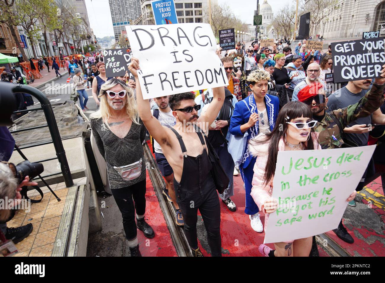 Demonstranten marschieren mit Plakaten, die ihre Meinung während der Demonstration zum Ausdruck bringen. „Nach Oben Ziehen! Wehren Sie Sich!“ märz von einigen LGBTQ-Organisationen in San Francisco. Die Ziele des marsches sind Protest gegen die wachsende Welle von Anti-Drag- und Anti-LGBTQ-Gesetzen in ganz Amerika. Die Menschen marschieren vom Rathaus von San Francisco zum Union Square mit Plakaten, Bannern und Regenbogenflaggen. Auf den Plakaten, die die Menschen während des märz benutzen, stand: "Protect Trans Kids", "Ban Guns not Drug", "Drag the Legismakers", "Drag is free" und vieles mehr. Stockfoto
