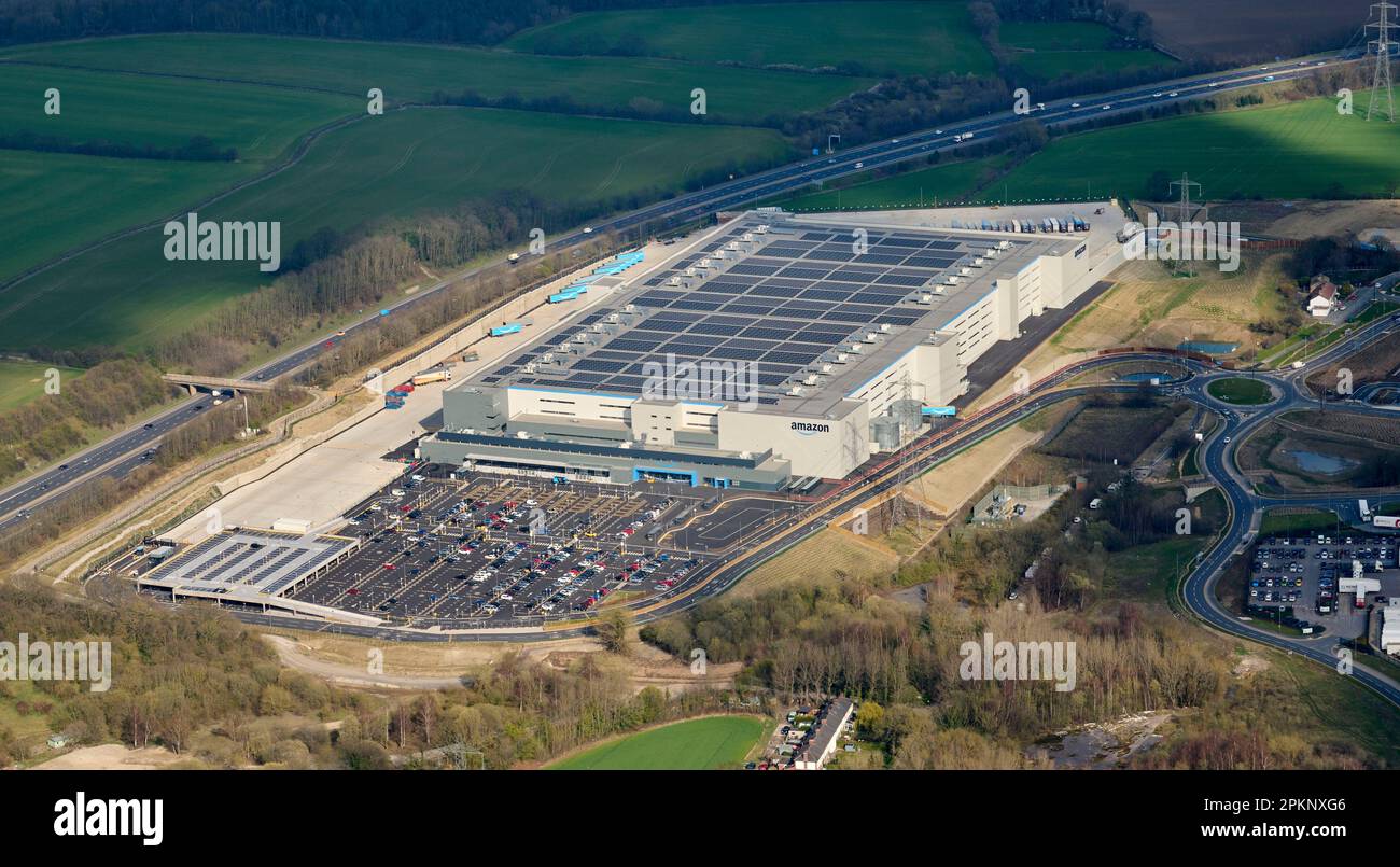 Luftaufnahme eines neuen Amazon Warehouse in Wakefield, West Yorkshire, neben der Autobahn M62, Nordengland, Großbritannien Stockfoto