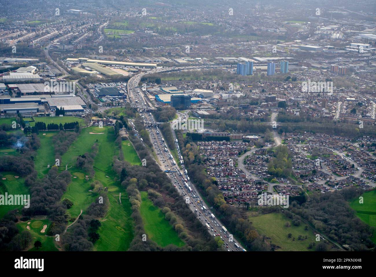 Luftaufnahme des Warteschlangenverkehrs auf der Autobahn M5, West Bromwich, Ballungsraum Birmingham, West Midlands, Großbritannien Stockfoto