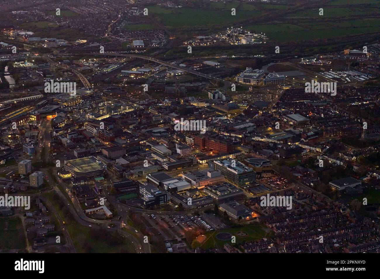 Stadtzentrum von Doncaster, South Yorkshire, aus der Luft geschossen, bei Nacht, Nordengland, Großbritannien Stockfoto