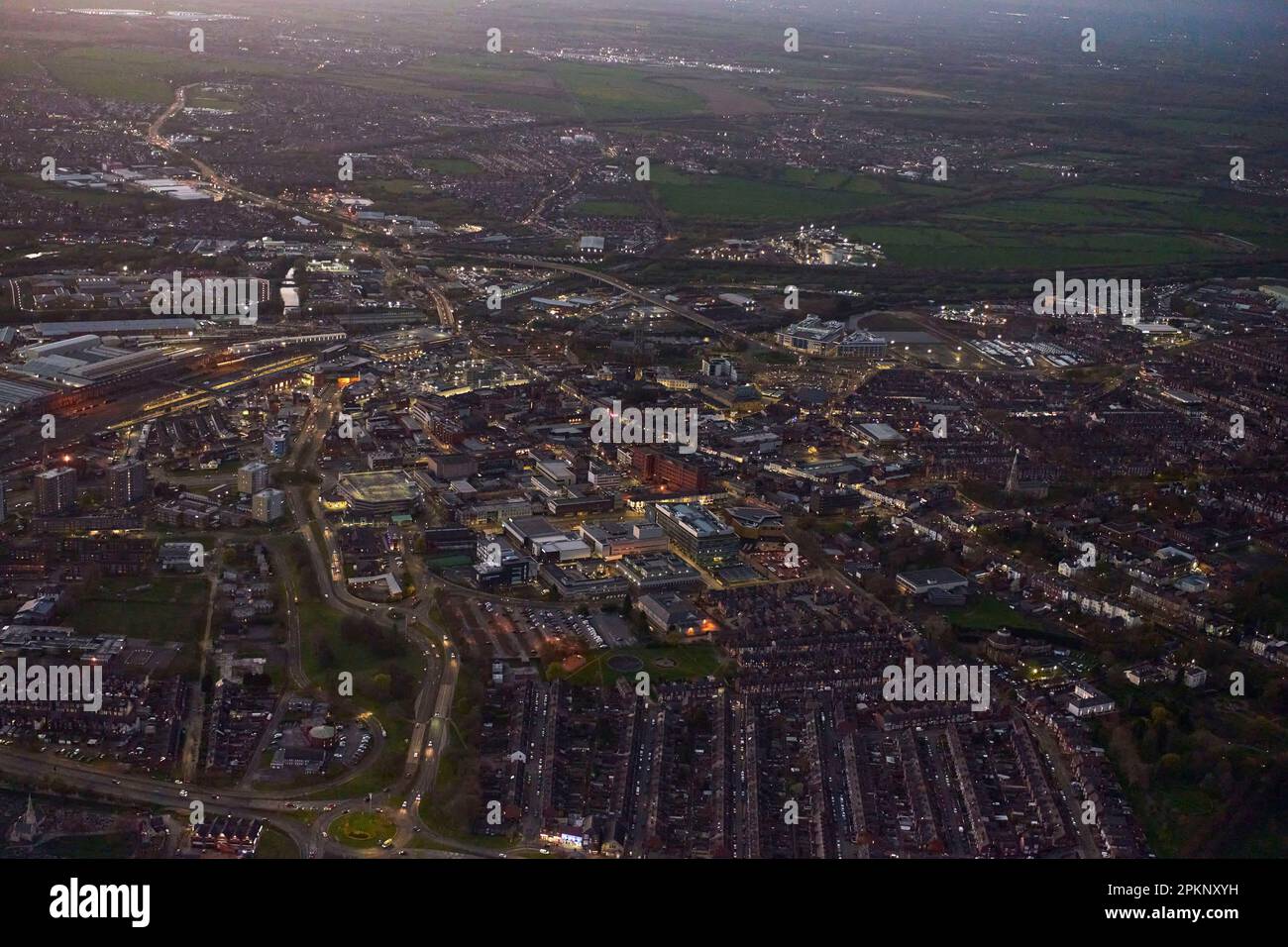 Stadtzentrum von Doncaster, South Yorkshire, aus der Luft geschossen, bei Nacht, Nordengland, Großbritannien Stockfoto