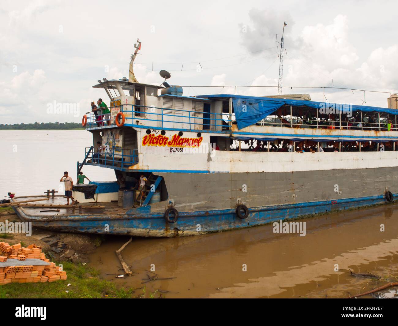 Jungle, Peru - Dez, 2017: Frachtschiff auf dem Ufer des Amazonas.. Amazonien. Südamerika. Stockfoto