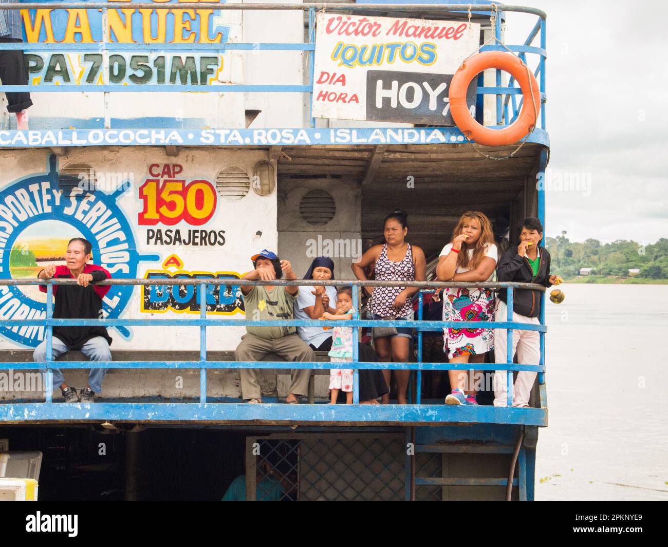 Amazonas, Peru - Dez, 2017: Passanten auf dem Frachtschiff mitten im Amazonas, Amazonien, Südamerika Stockfoto