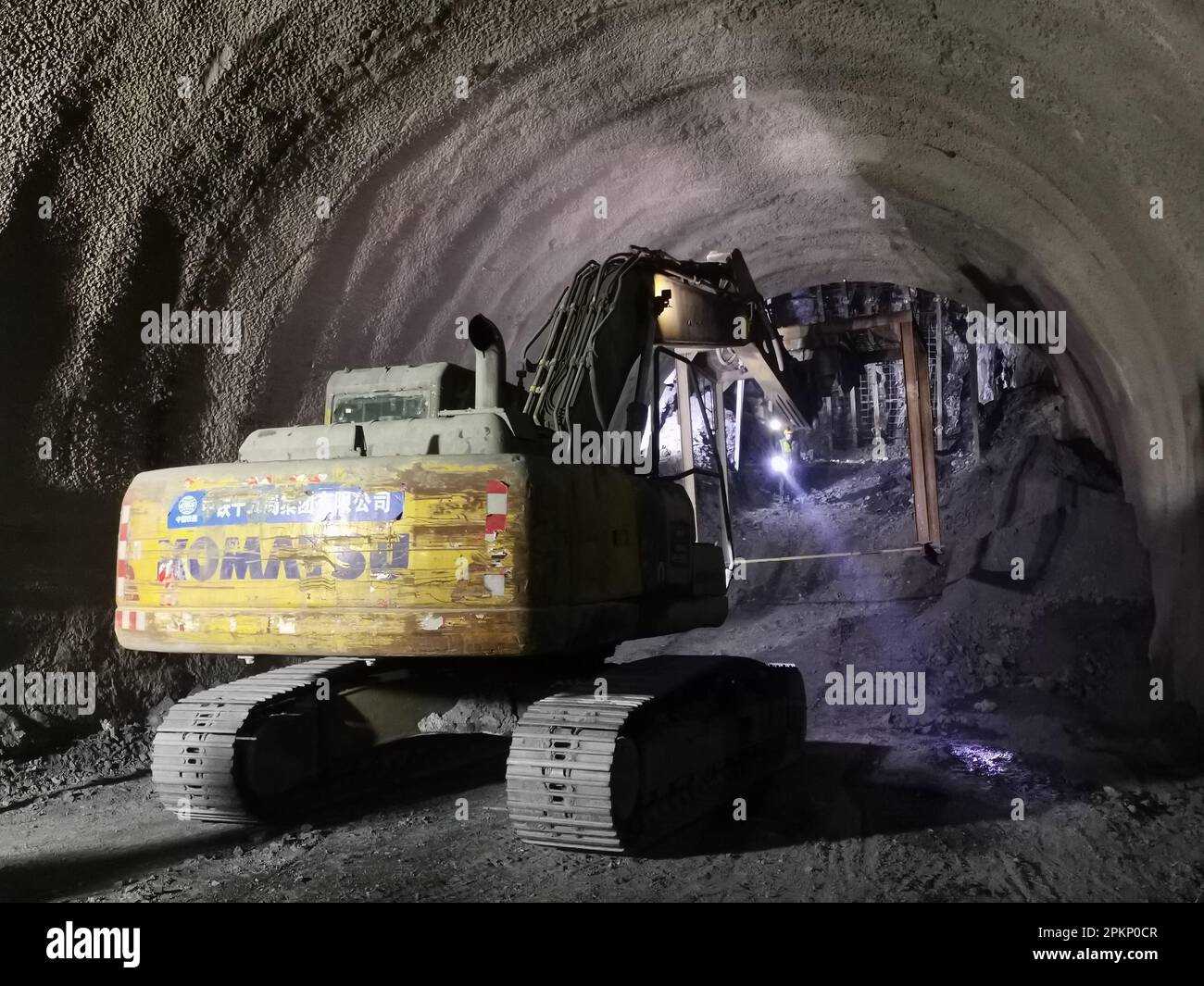 Yinchuan. 9. April 2023. Dieses Foto wurde am 7. April 2023 aufgenommen und zeigt eine Maschinenbaumaschine, die auf einer schrägen Baustelle des ersten Eisenbahntunnels durch das Helan-Gebirge in der Autonomen Region Ningxia Hui im Nordwesten Chinas arbeitet. ZUM „New Breakthrough Made in China's Helan Mountain Railway Tunnel Construction“. Kredit: Xinhua/Alamy Live News Stockfoto