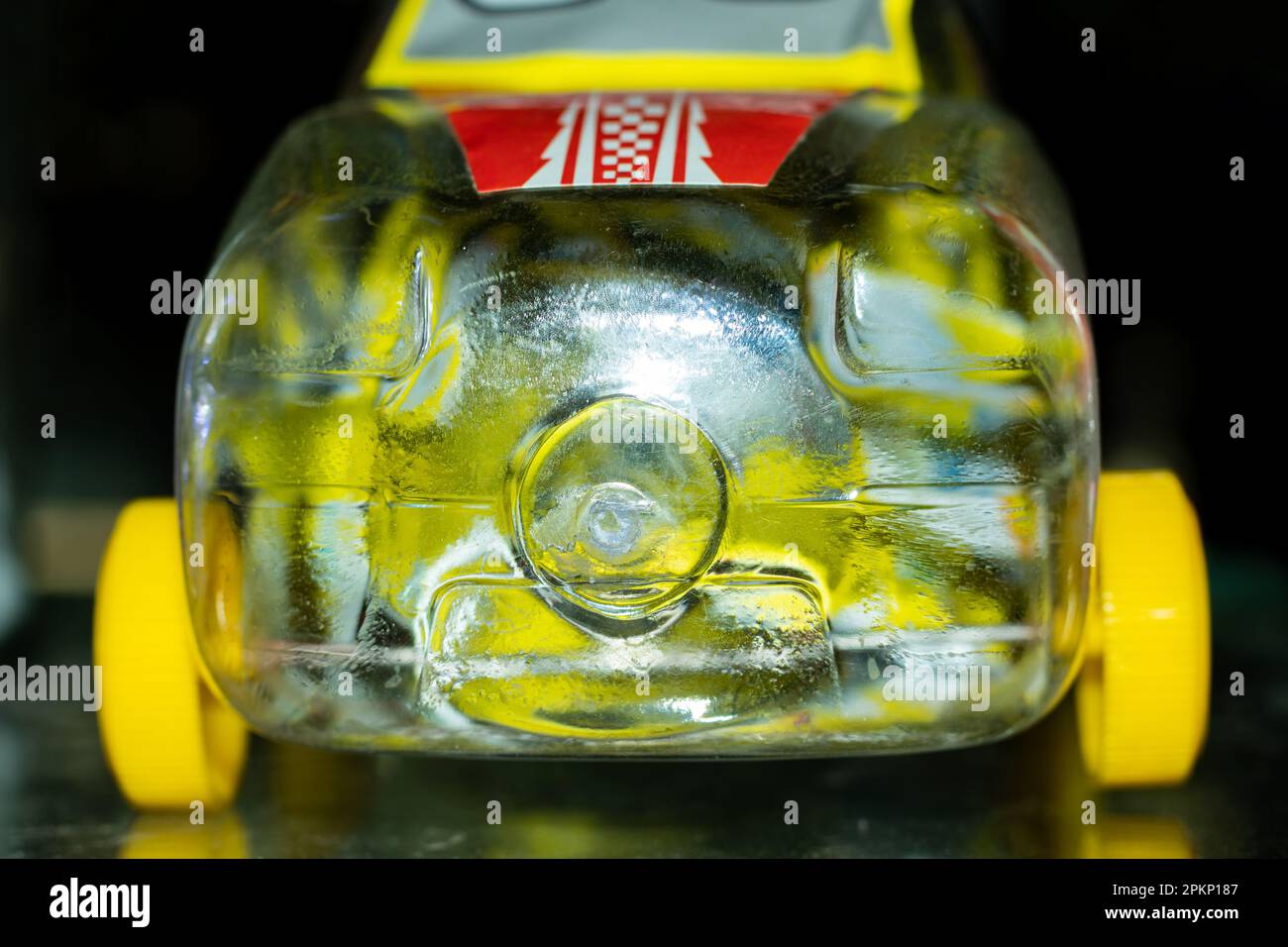 Spielzeugautos aus Plastik sind die besten Autos aus Plastik für Kinder und Kinderfahrzeuge. Tolle Autos und Rennautos für jüngere Kinder. Stockfoto