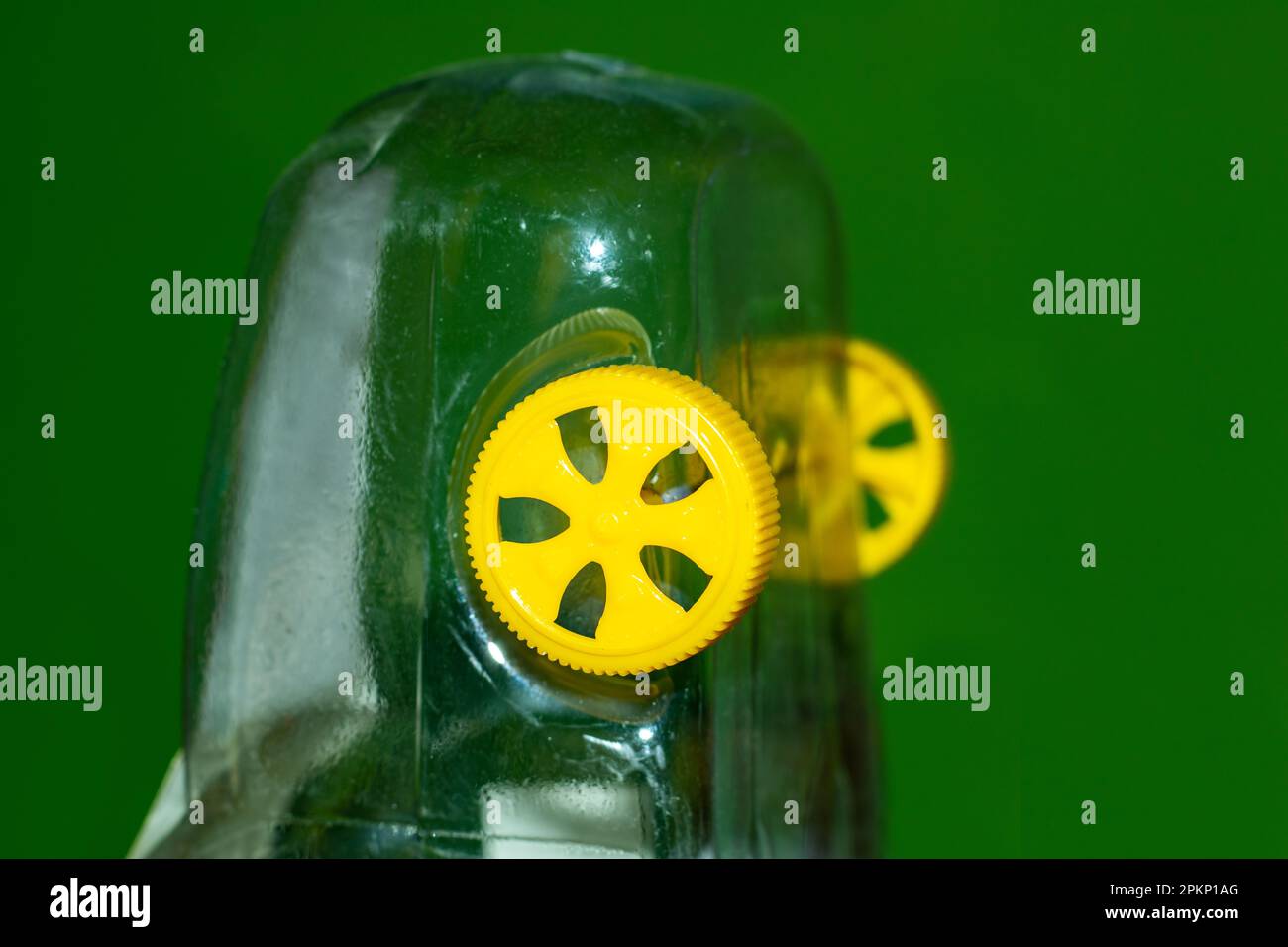 Spielzeuge und Fahrzeuge für jüngere Kinder. Tolle Autos und Rennwagen für jüngere Kinder. Spielzeugautos aus Plastik sind die besten Kinderautos aus Plastik Stockfoto