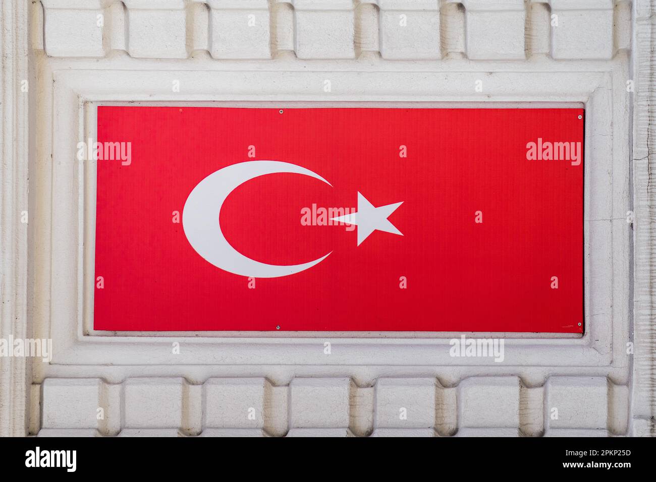 Truthahnflagge an der weißen Wand. Hochwertiges Foto Stockfoto