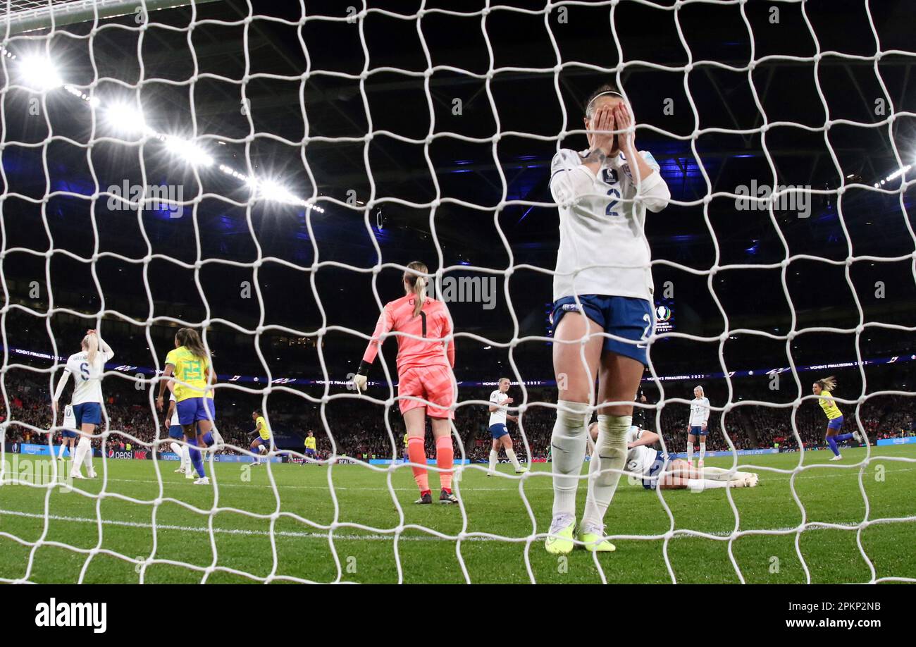 Lucy Bronze (E) Dejection, nachdem Brasilien am 6. April 2023 im Wembley Stadium, London, Großbritannien, das eqaulising-Tor erzielte und beim England gegen Brasilien UEFA Women's Finalissima 2023-Spiel 1-1 Punkte erzielte. Stockfoto