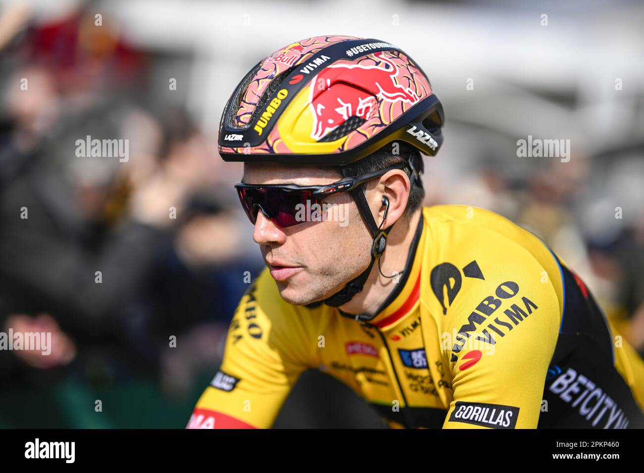 Roubaix, Frankreich. 09. April 2023. Belgischer Wout van Aert vom Team Jumbo-Visma, gefilmt zu Beginn des Herrenelitenrenrennen des Radsports „Paris-Roubaix“, 256,6km von Compiegne nach Roubaix, Frankreich, am Sonntag, den 09. April 2023. BELGA FOTO JASPER JACOBS Kredit: Belga News Agency/Alamy Live News Stockfoto