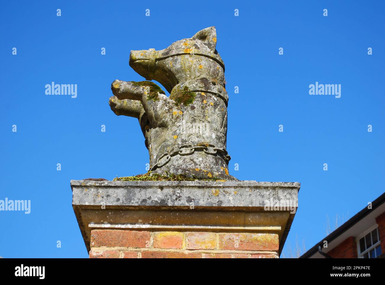 Zierpfosten mit Tierskulptur Stockfoto