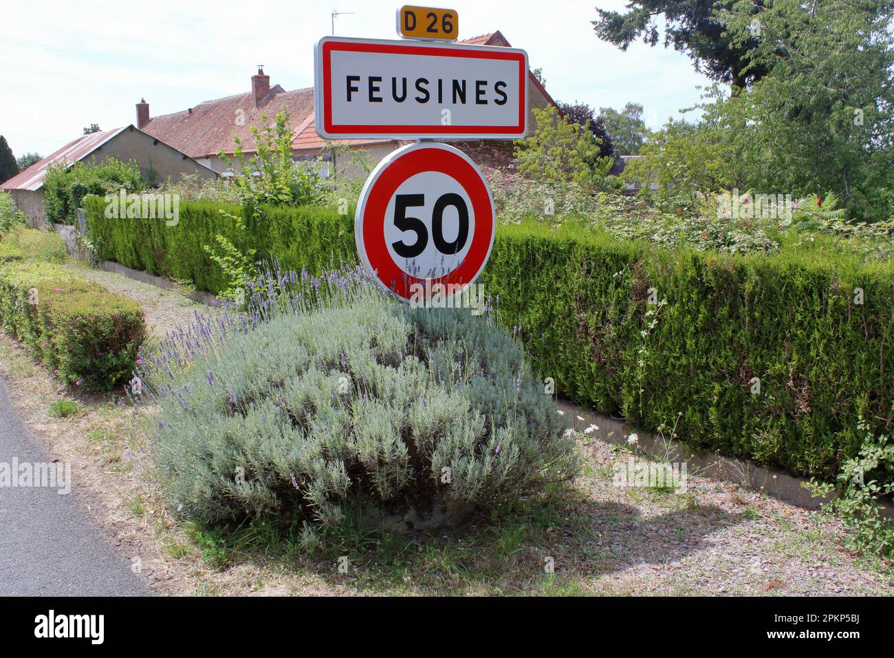 Schild mit der Ankunft im Dorf Feusines, einer ländlichen Gemeinde in der Region Indre in Mittelfrankreich. Stockfoto