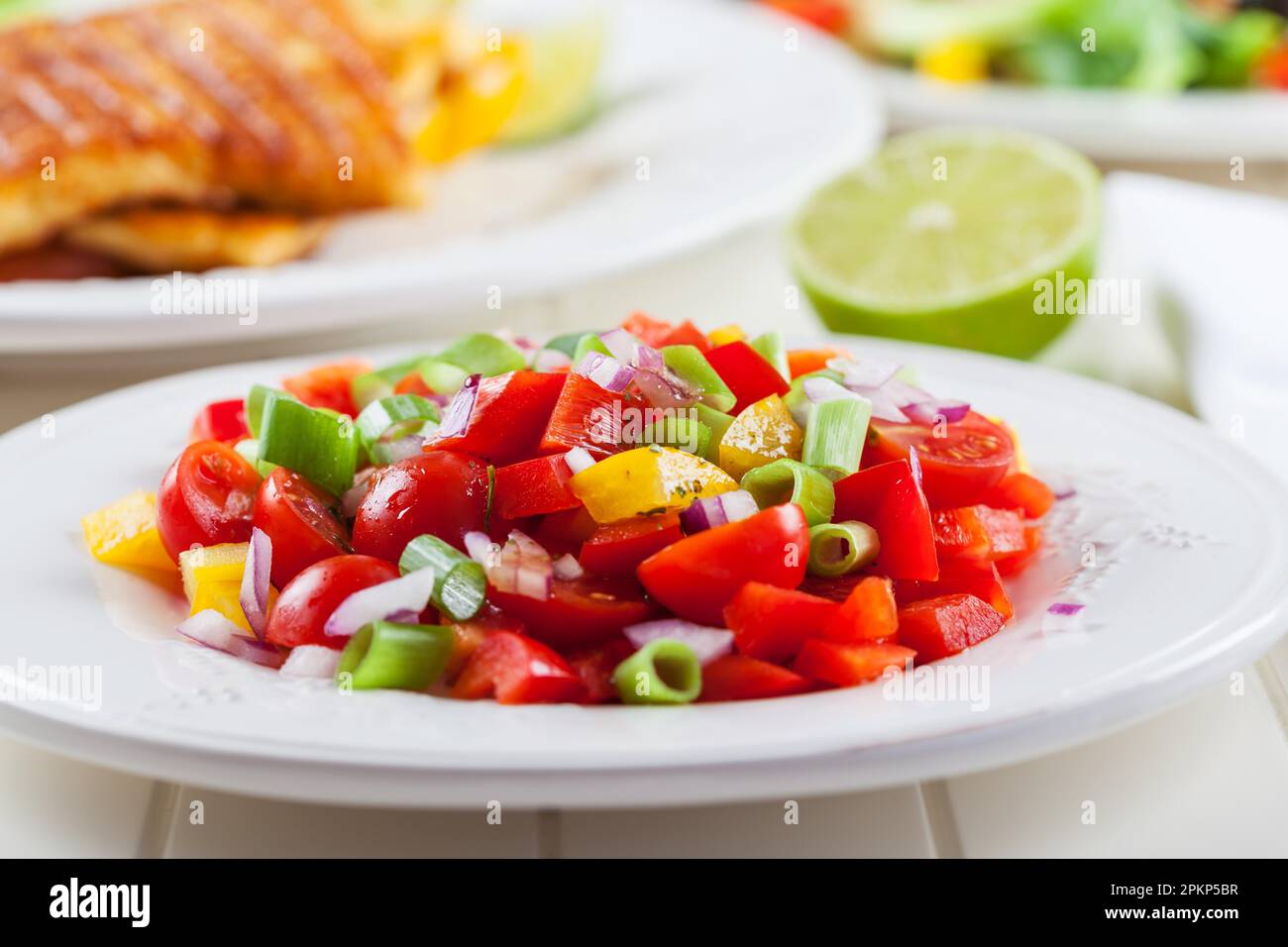 Kalorienarmer Salsa-Salat für heißen Sommer Stockfoto