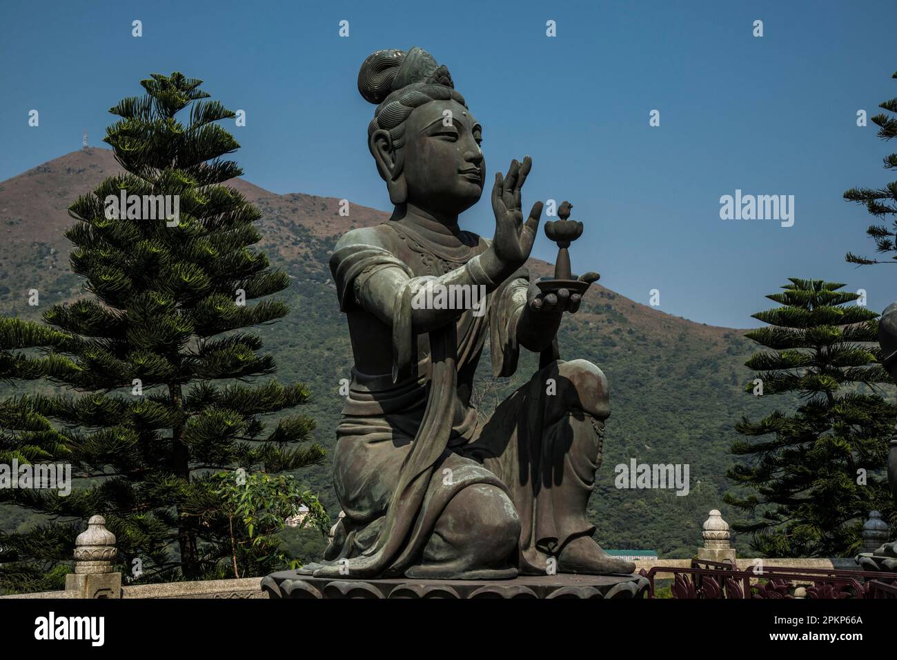 Buddhistische Statue mit Lob für Tian Tan Buddha oder den Großen Buddha, Lantau Island, Hongkong, China, Asien Stockfoto