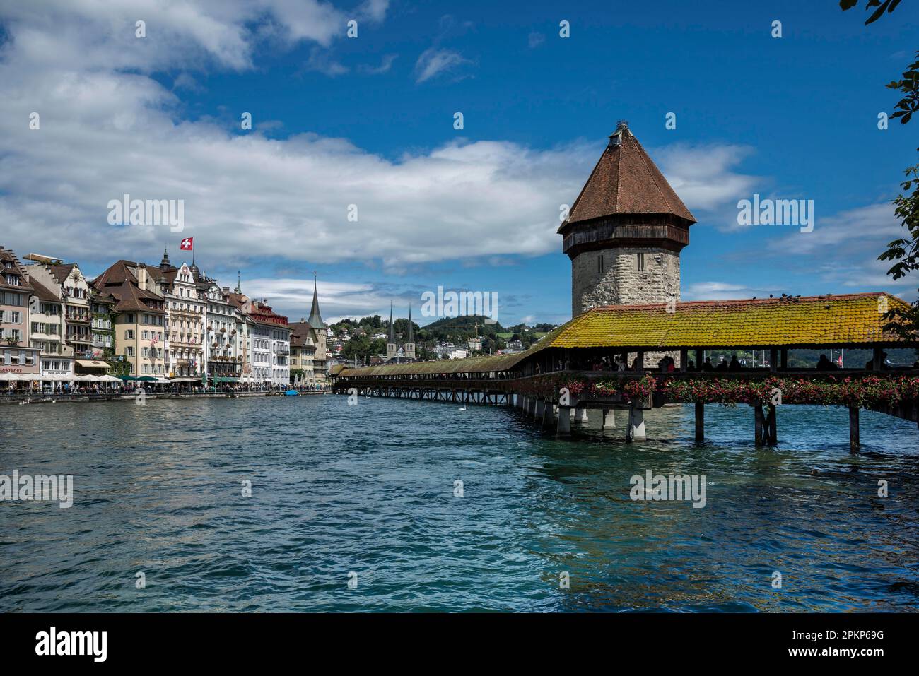 Kapellbrücke über den Reuss und den Wasserturm, Luzern, Schweiz, Europa Stockfoto