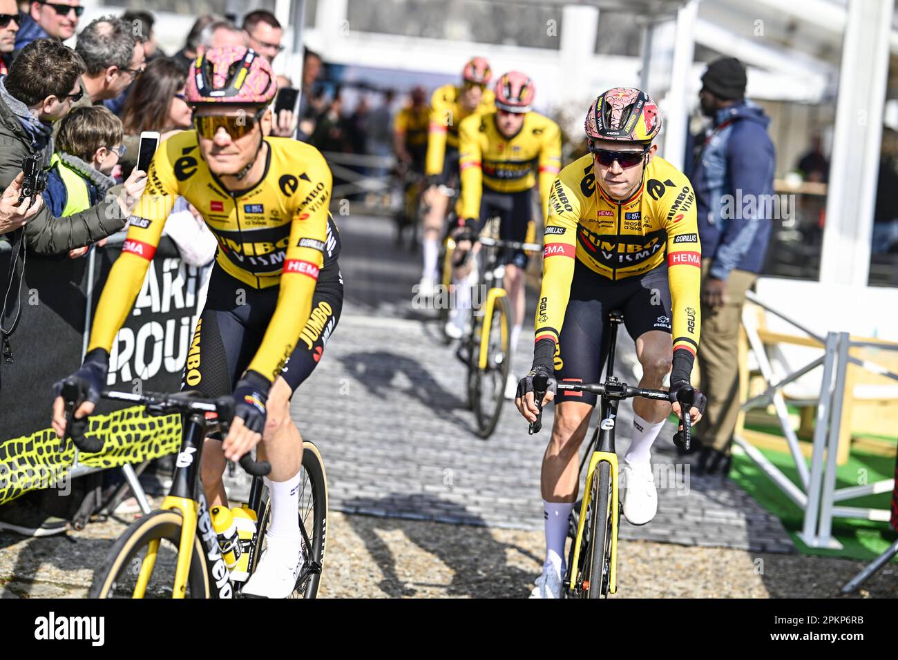 Roubaix, Frankreich. 09. April 2023. Belgischer Wout van Aert vom Team Jumbo-Visma, gefilmt zu Beginn des Herrenelitenrenrennen des Radsports „Paris-Roubaix“, 256,6km von Compiegne nach Roubaix, Frankreich, am Sonntag, den 09. April 2023. BELGA FOTO JASPER JACOBS Kredit: Belga News Agency/Alamy Live News Stockfoto