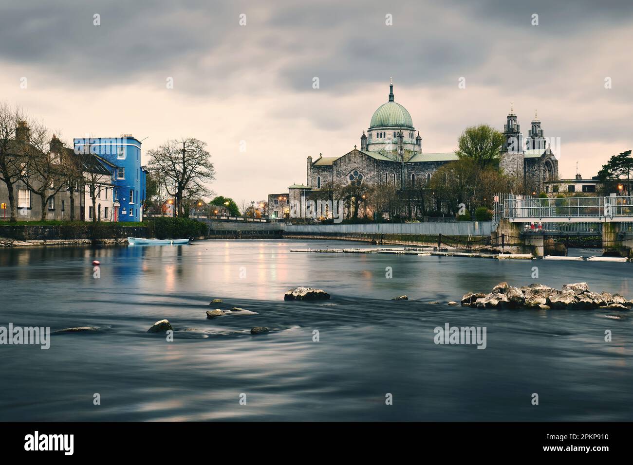 Wunderschöne Stadtlandschaft mit irischem Wahrzeichen Galway Kathedrale am Corrib River in Galway City, Irland Stockfoto