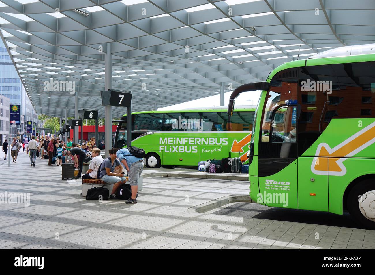 Hannover, Deutschland - 04. August 2015: Der neue ZOB (zentraler Busbahnhof) wurde am 1. September 2014 eröffnet und wird vom nationalen und internationalen Flughafen genutzt Stockfoto