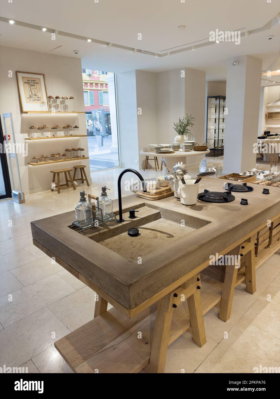 NIZZA, FRANKREICH - CA. MÄRZ 2023: Innenaufnahme des Zara Home Stores im Stadtzentrum von Nizza, Reiseinhalte Stockfoto