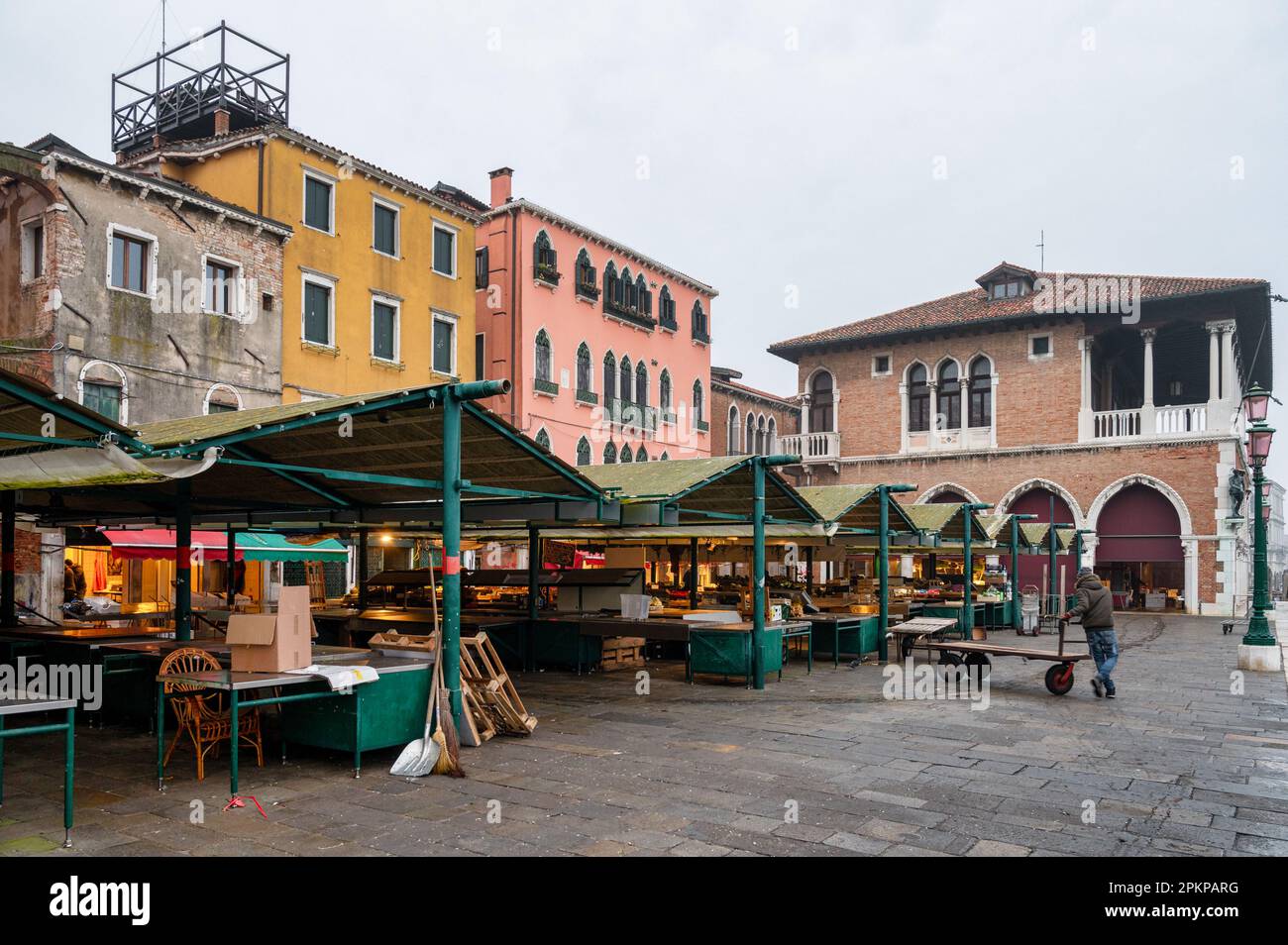 Venedig, Italien – 23. Februar 2023: Einrichtung der Stände für frisches Obst und Gemüse auf dem Rialto-Markt in Venedig, Italien. Stockfoto