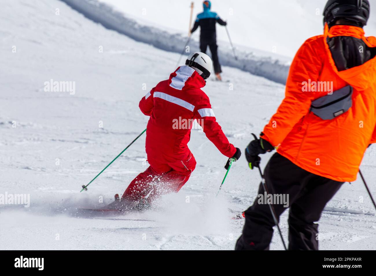 Skilehrer in Österreich gibt einen Skischlehrgang für Erwachsene Stockfoto