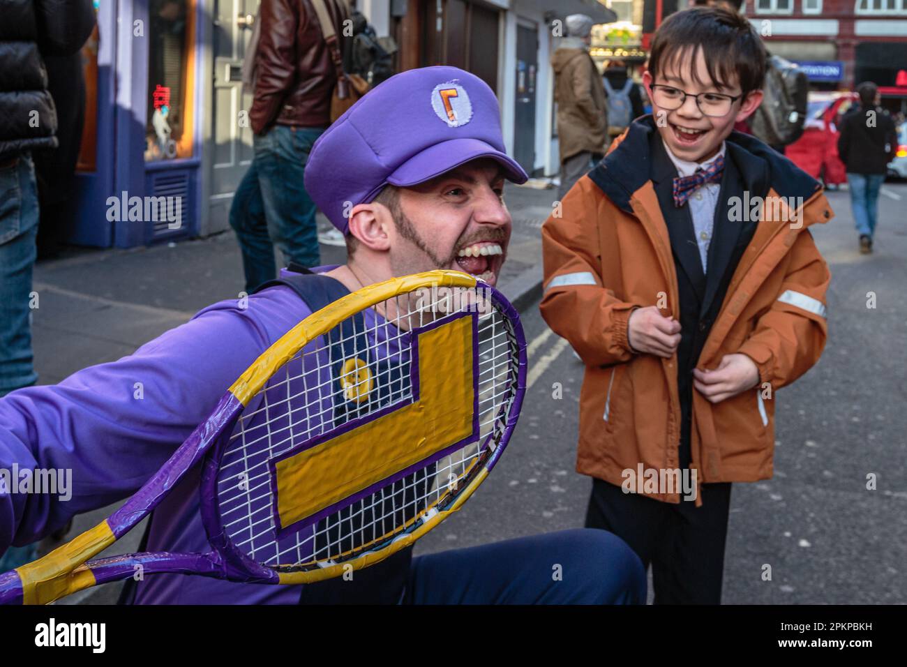 Waluigi von den Super Mario Bros Der Film trifft einen Fan in London. Stockfoto